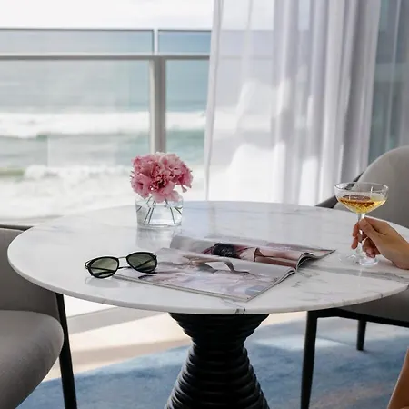 The Langham, Gold Coast And Jewel Residences Exterior photo A marble table