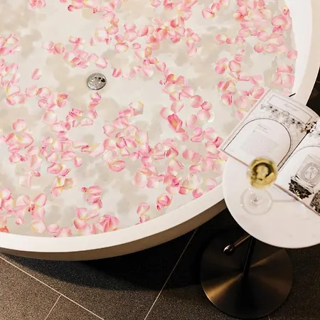 The Langham, Gold Coast And Jewel Residences Exterior photo A bathtub filled with rose petals